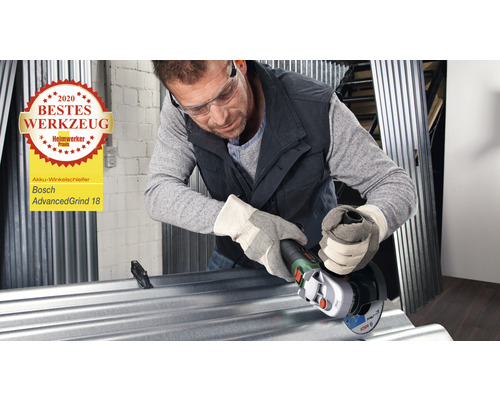 Ein Mann schleift ein Metallblech mit einem Bosch AdvancedGrind 18 Akku Winkelschleifer, ausgezeichnet mit dem Bestes Werkzeug Award 2020.