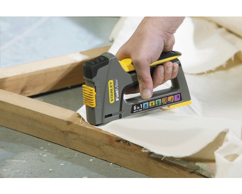 Stanley FatMax Klammernagler im Einsatz auf Holzrahmen