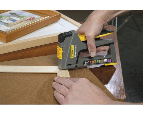 Stanley FatMax 6-in-1-Tacker im Einsatz beim Zusammenfügen eines Holzrahmens
