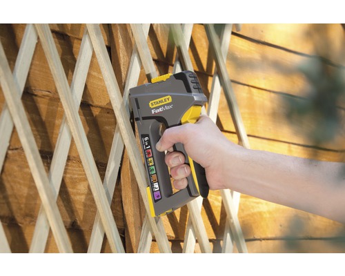 Stanley FatMax 6-in-1 Mehrzweck-Tacker im Einsatz an einer Holzkonstruktion