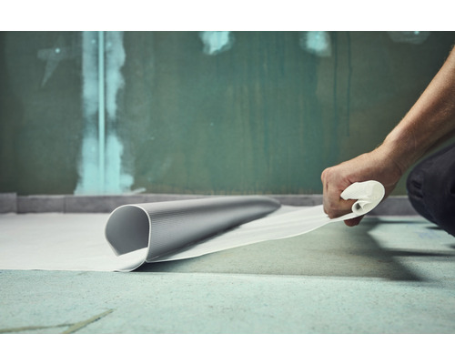 Pose de bandes d''étanchéité dans la salle de bain