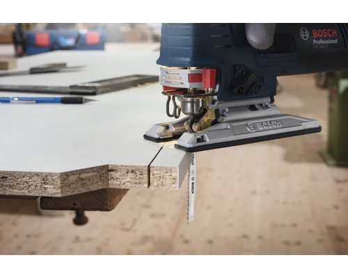 Bosch Stichsäge beim Schneiden eines Werkstücks