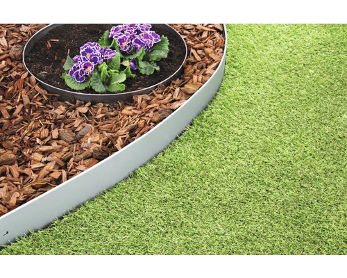 Bordure de parterre en métal, paillis d''écorce et gazon