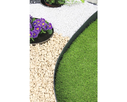 Scène de jardin avec gazon, gravier et plantes en parterres ronds avec bordure métallique