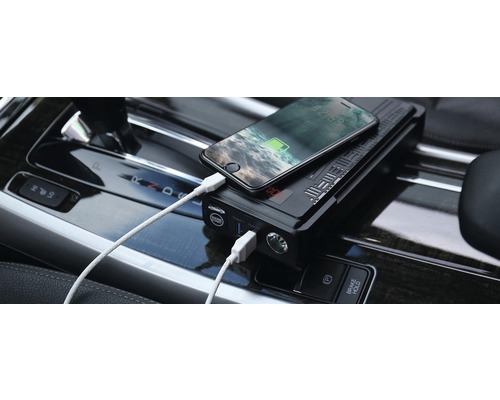 Smartphone wird mit einer Powerbank im Auto aufgeladen