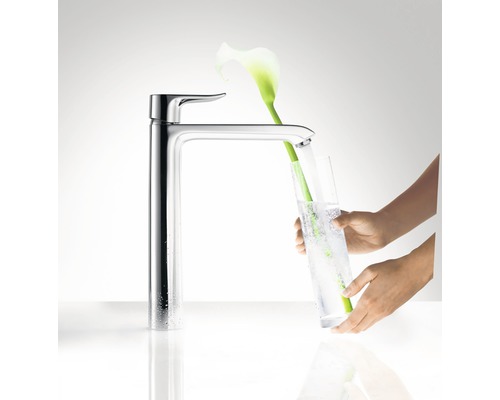 Hoher, glänzender Waschtischmischer wird mit Wasser befüllt