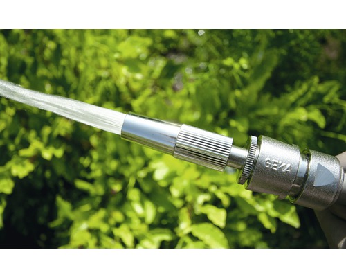 Embout de tuyau d''arrosage en métal en utilisation