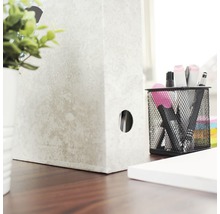 Scène avec un classeur, un pot à crayons et du matériel de bureau sur un bureau