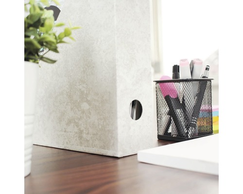 Scène avec un classeur, un pot à crayons et du matériel de bureau sur un bureau