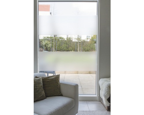 Innenraum mit Plissee-Vorhang am Fenster