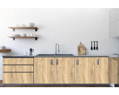 Scène de cuisine avec meubles bas, évier et étagères