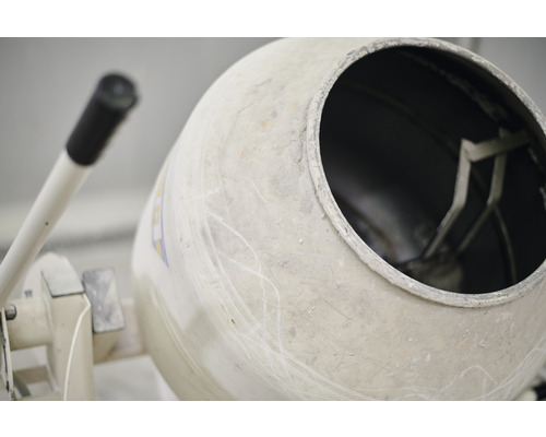 Betonmischer mit offenem Mischbehälter und Bedienhebel