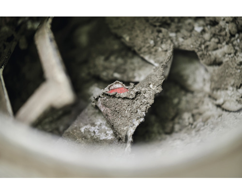 Innenansicht eines Betonmischers mit Zementresten