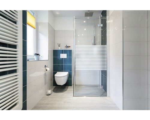 Salle de bain moderne avec douche, toilettes et radiateur