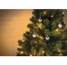 Geschmückter Weihnachtsbaum mit Christbaumkugeln und Lichterkette