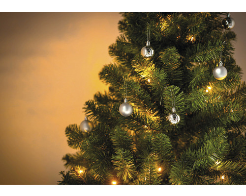 Geschmückter Weihnachtsbaum mit Christbaumkugeln und Lichterkette