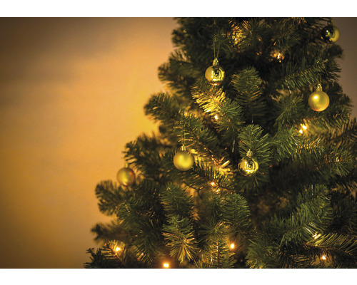 Geschmückter Weihnachtsbaum mit Kugeln und Lichtern