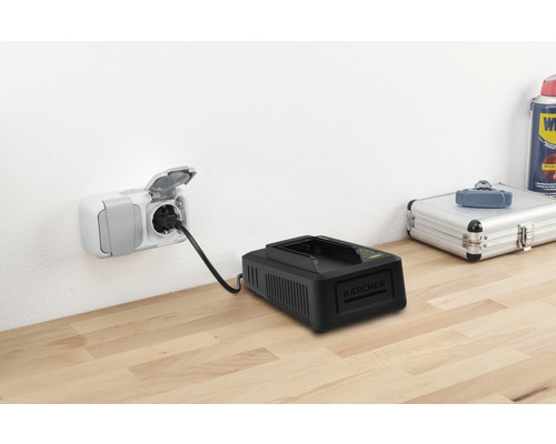 Chargeur de batterie Kärcher avec fiche dans prise extérieure