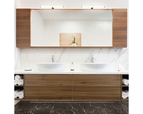 Salle de bains moderne avec double vasque, miroir, meuble bas en bois et carrelage en marbre