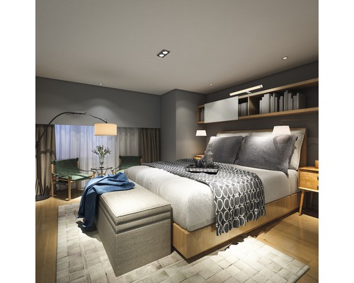 Chambre à coucher avec lit, table de chevet, banc et décoration