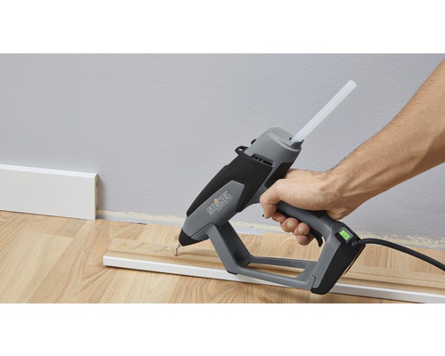 Pistolet à colle chaude fixant une latte en bois