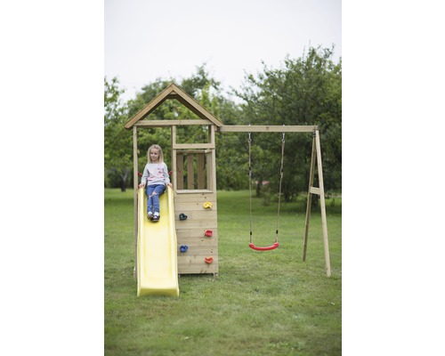 Aire de jeux avec toboggan, mur d''escalade et balançoire dans le jardin