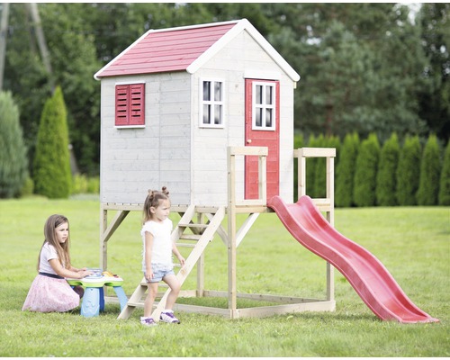 Spielhaus mit Rutsche und zwei spielenden Kindern im Garten