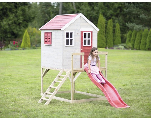 Spielhaus mit Rutsche und Leiter im Garten