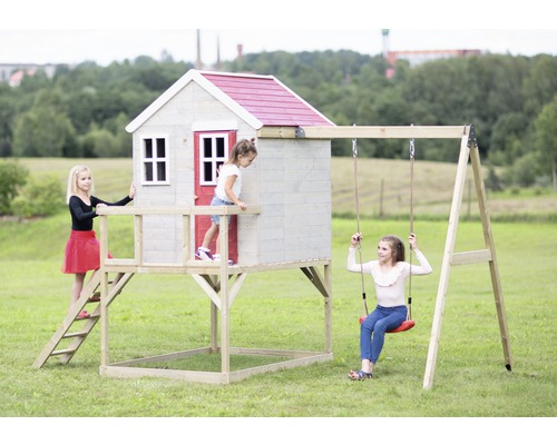 Cabane de jeu avec balançoire et enfants sur une pelouse