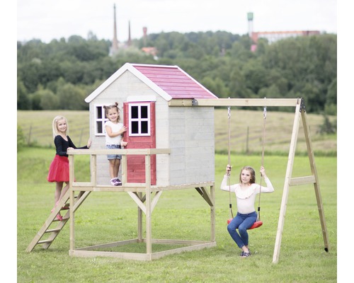 Cabane de jeu en bois avec balançoire et enfants jouant dans le jardin.