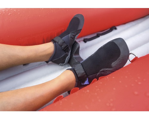 Chaussures en néoprène avec fermeture velcro sur un kayak