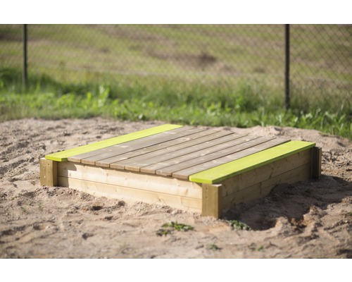 Bac à sable en bois avec couvercle dans le jardin