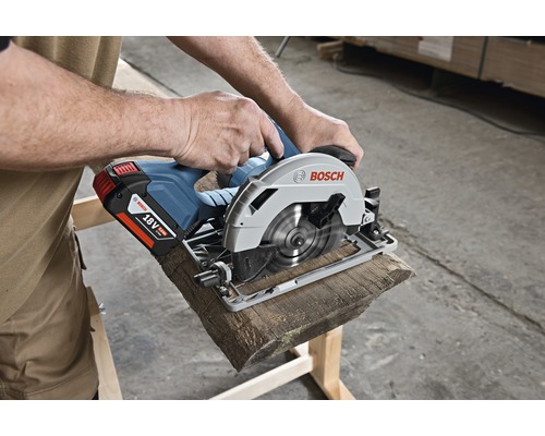 Scie circulaire sans fil coupant du bois