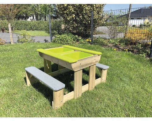 Ensemble de sièges pour enfants en bois avec des bacs verts sur une pelouse