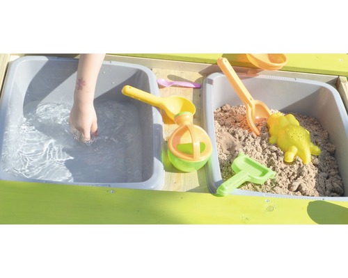 Bac à sable avec de l''eau et du sable ainsi que divers jouets