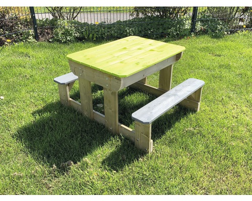 Ensemble de sièges pour enfants en bois avec table et deux bancs dans le jardin