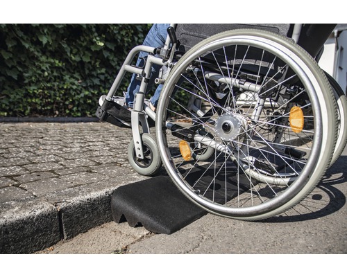 Fauteuil roulant avec rampe de bordure pour un accès sans obstacle