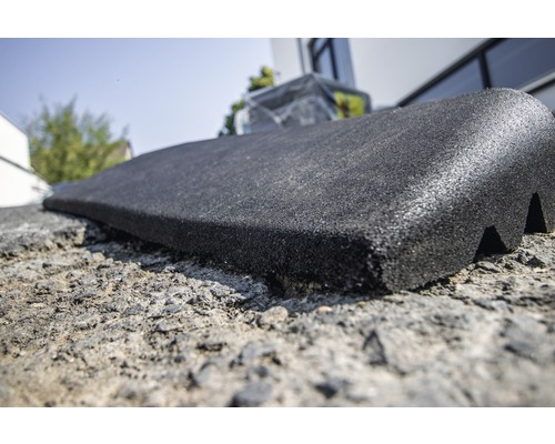 Rampe de seuil en caoutchouc sur pavés