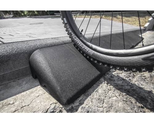 Vélo sur une rampe de bordure