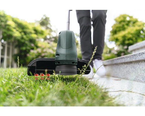 Coupe-bordures en cours d''utilisation pour couper les bordures de pelouse