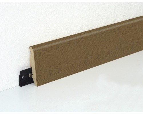 Sockelleiste mit Clip-Befestigung an einer Wand