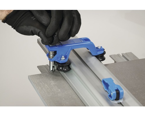 Coupe-carrelage en utilisation avec la main