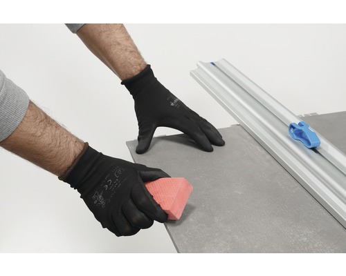 Coupe-carreaux avec éponge à carreaux en cours d''utilisation