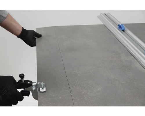 Coupe-carreaux utilisé sur un carreau.