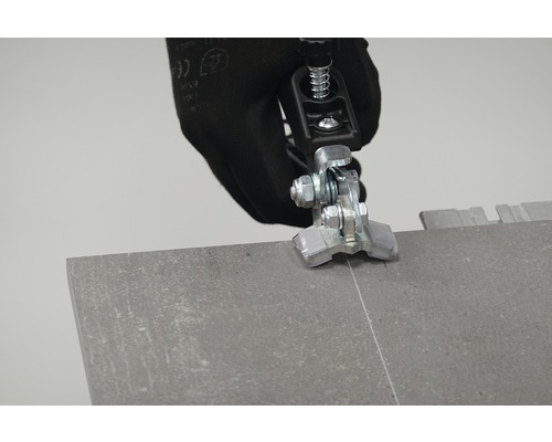 Coupe-carreaux en cours d''utilisation sur un carreau