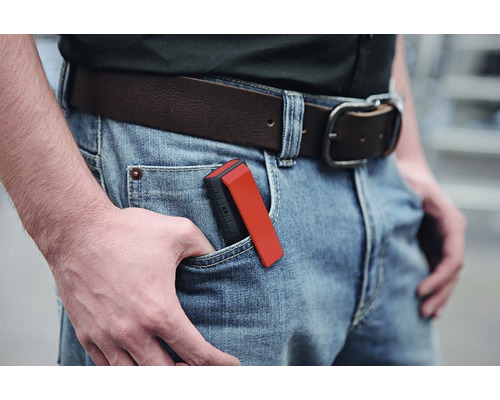 Person mit Entfernungsmesser in Hosentasche