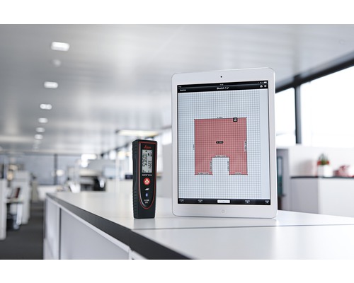 Leica Logo. Digitales Laser-Distanzmessgerät neben einem Tablet mit einer Raumskizze.