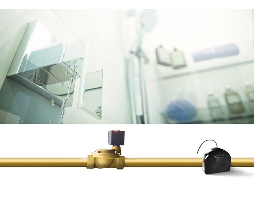 Scène avec robinet et détecteur d''eau Fibaro sur un tuyau.