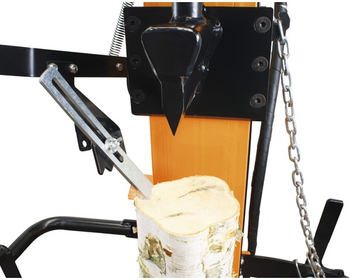 Holzspalter beim Spalten eines Holzscheits