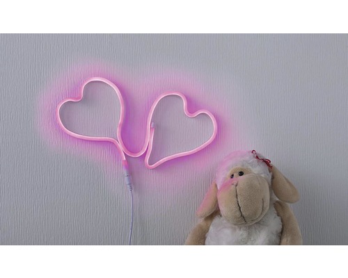 Décoration avec deux cœurs en néon et peluche